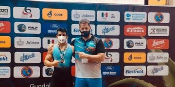 El pesista oriundo de Río Grande obtuvo la Medalla de Plata en la prueba de arranque con 125 kg.