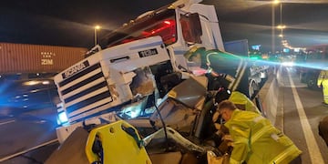Se desprendió el contenedor de un camión y aplastó a un auto: murieron la madre y su hija de 10 años.
