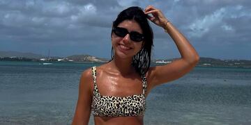 Camila Mayan, la novia de Alexis Mc Allister encendió las redes tras lucir una microbikini en las playas de Qatar.