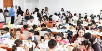Copa de leche y viandas escolares para garantizar una alimentación adecuada durante la jornada escolar.