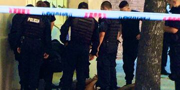 Personal de las fuerzas provinciales se encargó de custodiar la zona luego de reducir al maleante. (@mauroyasprizza)