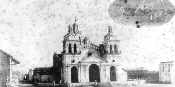 Primera fotografía de la Catedral de Córdoba del año 1852, tomada por Juan Roqué y perteneciente al archivo fotográfico de Juan Secco.
