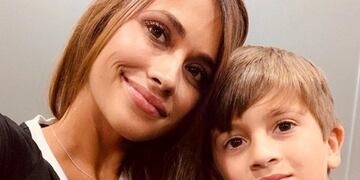 La rosarina y el nene de 9 años posaron juntos mientras la "Pulga" está en Argentina con el plantel de la selección nacional de fútbol.