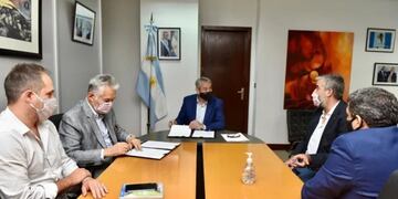 El gobernador Rodríguez Saá y el ministro de Desarrollo Teritorial de la Nación,  Ferraresi cuando suscribieron el convenio en marzo.
