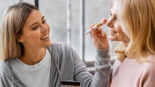 Cómo comprar maquillaje, perfumes y cremas con hasta el 50% de descuento en Argentina