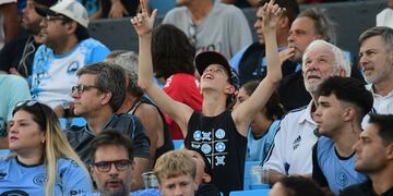 Los hinchas de Belgrano en el partido con San Lorenzo llenaron de celeste las tribunas. Foto Javier Ferreyra