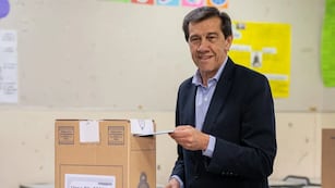 “Vivimos un día muy importante para el país” con un acto electoral que “permite seguir consolidando la democracia”, decía el gobernador Carlos Sadir en la mañana de domingo. El mandatario emitió su voto en la escuela nº 1 "Gral. Manuel Belgrano".