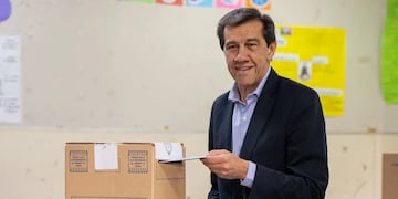 “Vivimos un día muy importante para el país” con un acto electoral que “permite seguir consolidando la democracia”, decía el gobernador Carlos Sadir en la mañana de domingo. El mandatario emitió su voto en la escuela nº 1 "Gral. Manuel Belgrano".
