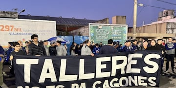 Los hinchas de Talleres afuera de La Boutique. (Foto: X)
