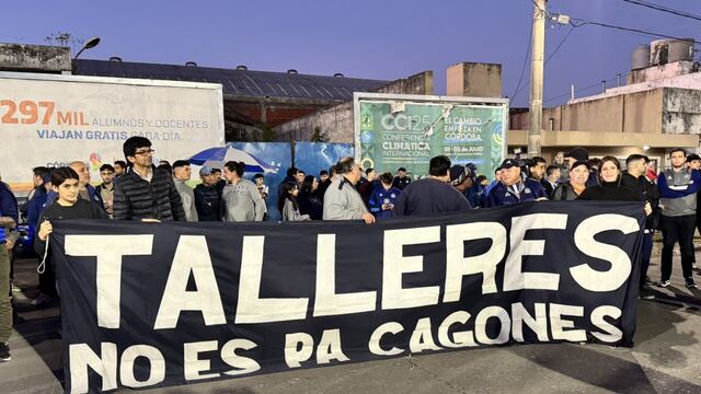 Los hinchas de Talleres afuera de La Boutique. (Foto: X)