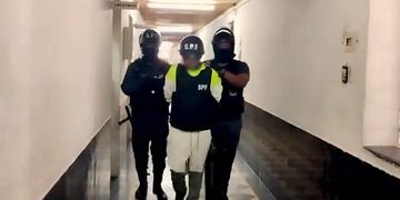 Evelio "Yiyo" Ramallo siendo trasladado