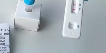 Un "kit" para contraer coronavirus, con su test correspondiente.