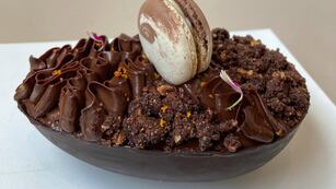 Los Huevos de Pascua que vende Les Oncles en Córdoba son de chocolate negro o blanco.