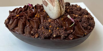 Los Huevos de Pascua que vende Les Oncles en Córdoba son de chocolate negro o blanco.