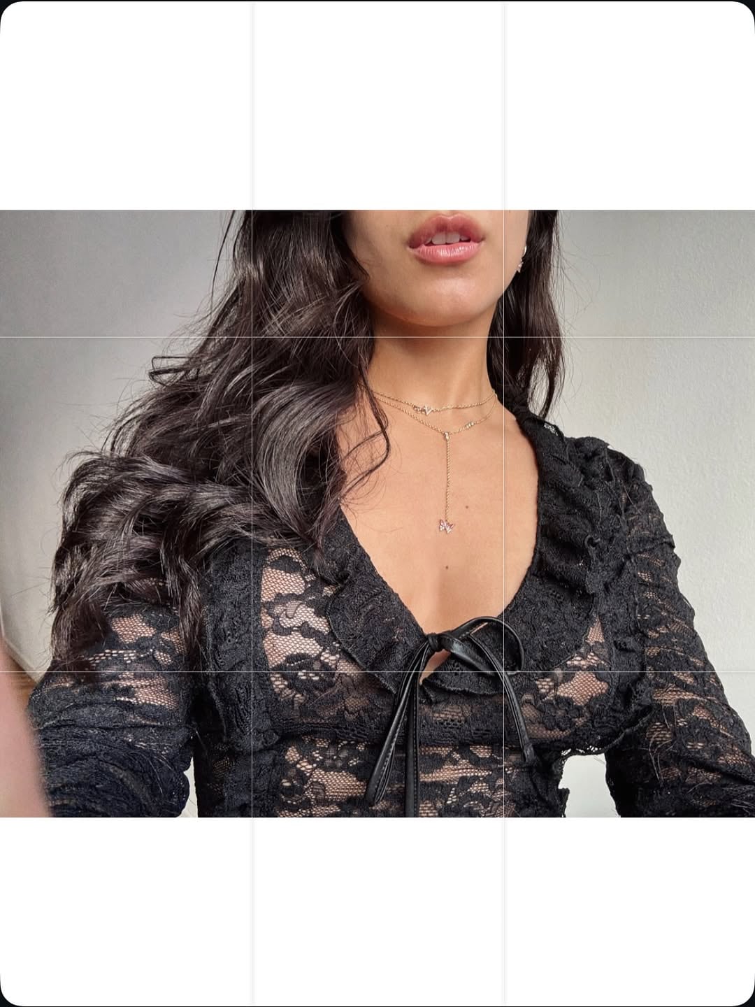 Anabel Sánchez, la modelo del conurbano, cautivó aplausos con un espectacular vestido de encaje con escote y semitransparente