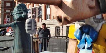 La escultura realizada por el artista Adrián Más Reyes se sumó al paisaje marplatense con un mensaje en donde se satiriza a los cuentos de hadas y los políticos argentinos.