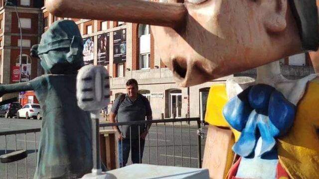 La escultura realizada por el artista Adrián Más Reyes se sumó al paisaje marplatense con un mensaje en donde se satiriza a los cuentos de hadas y los políticos argentinos.