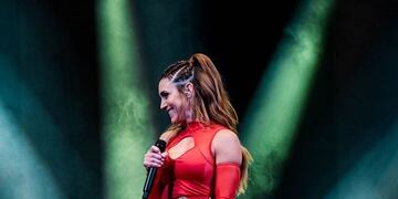 El vestido rojo con transparencias de Soledad Pastorutti (Instagram)