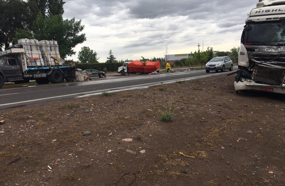 Triple choque de camiones en el Acceso Sur