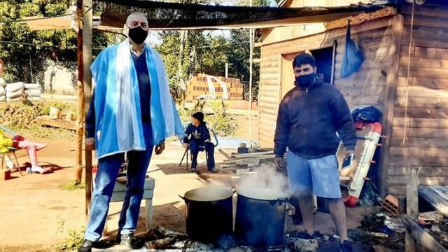 Locro solidario en un barrio de Eldorado