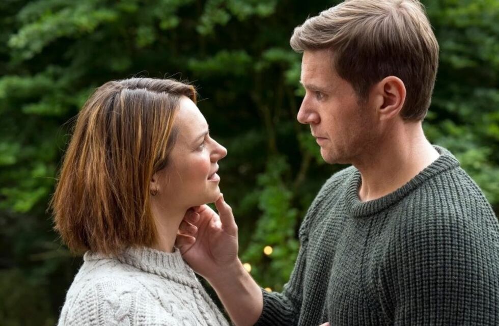 De actuar en Downton Abbey a un thriller que te hará dudar de todo: “Fue un desafío interpretar a alguien tan distinto a mí”