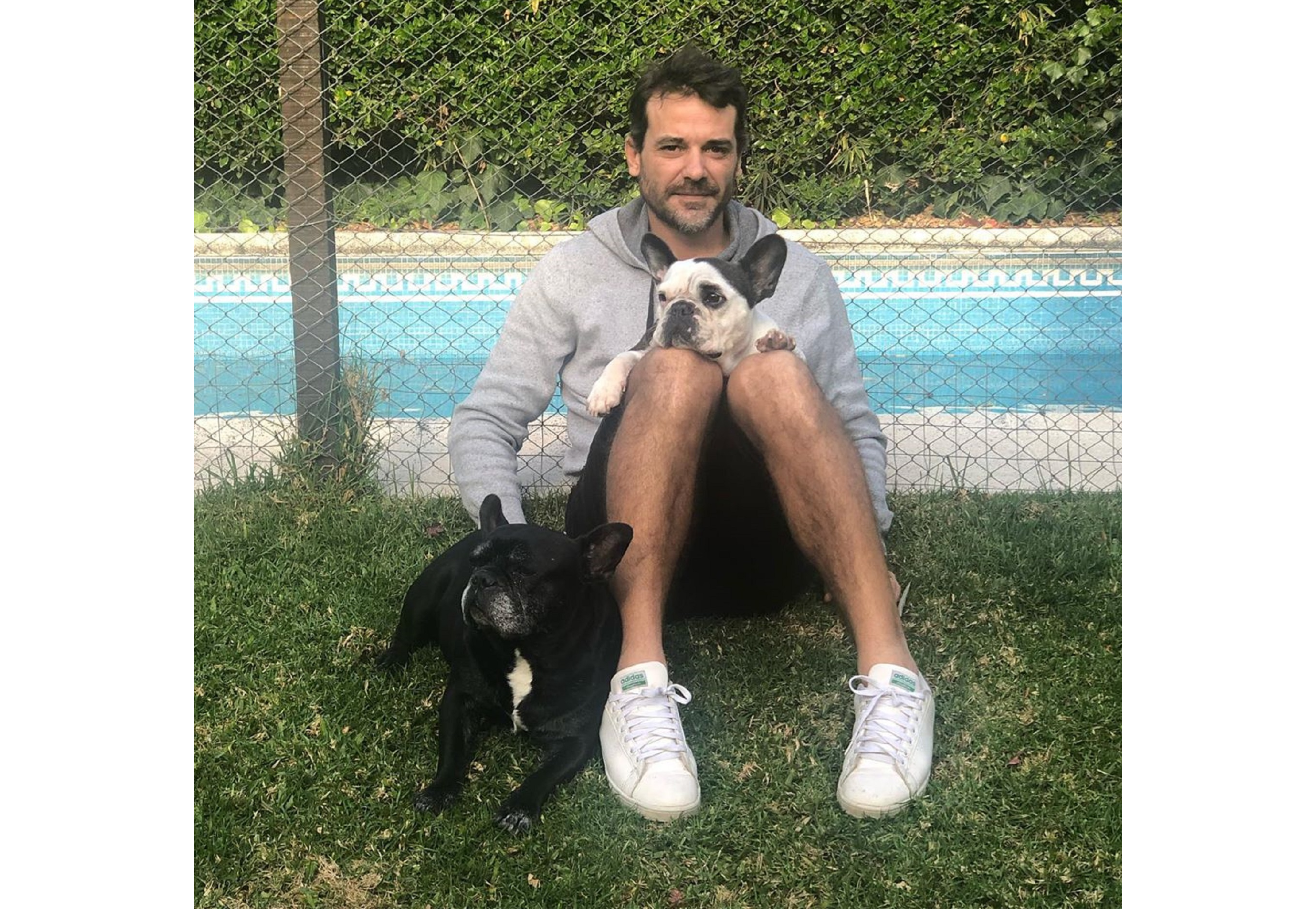 Pedro junto a sus perros.
