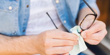 El truco para limpiar los lentes y que queden impecables.