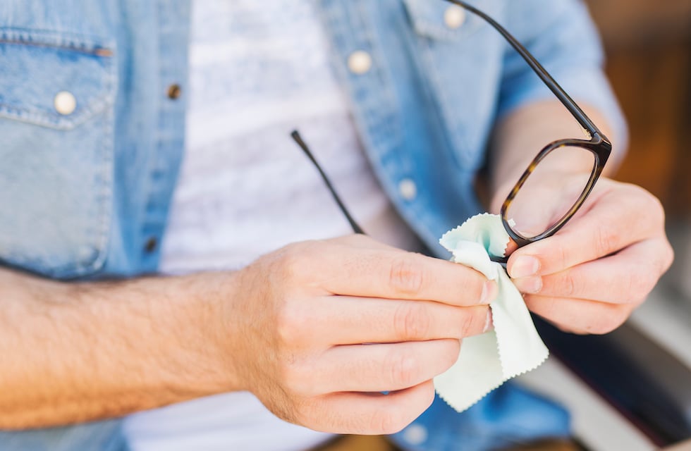 El truco casero para limpiar los lentes sin rayarlos y dejarlos como nuevos