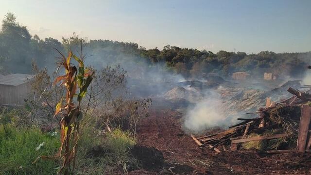Alerta por el resurgimiento del fuego en el aserradero del Km 18 de Eldorado.