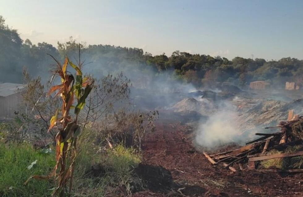 Alerta por el resurgimiento del fuego en el aserradero del Km 18 de Eldorado