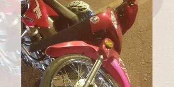 Puerto Iguazú: despistó con su moto y resultó lesionado.