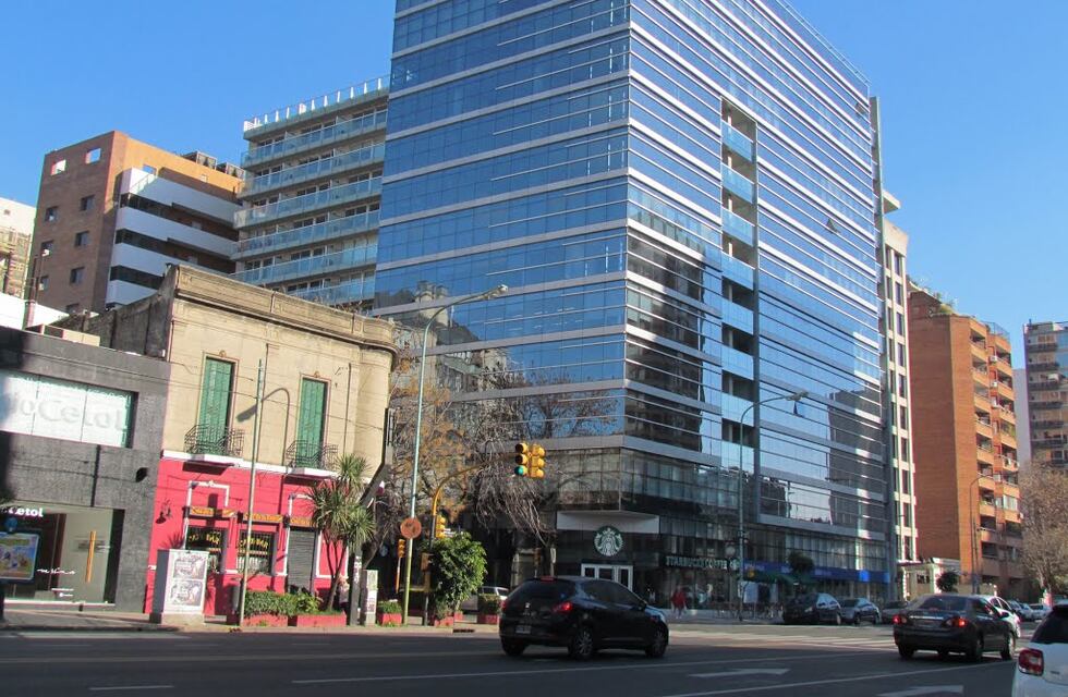 Robo en Belgrano: forcejeó para evitar que le sacaran millones de pesos y llovieron billetes