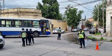 Una mujer de Salta cayó del colectivo y murió.