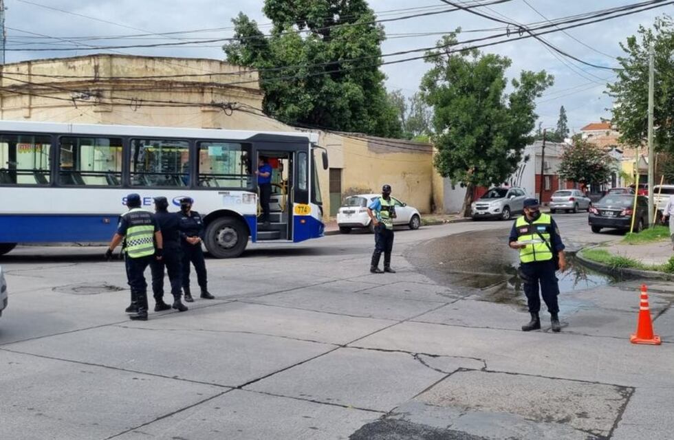 La puerta de un colectivo de Salta quedó abierta, una mujer se cayó y murió: la familia pide justicia
