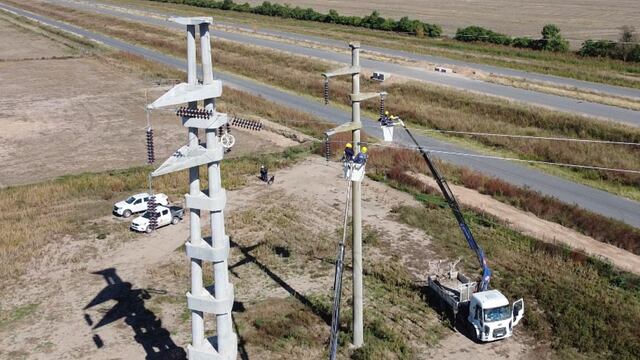 Sacaron la última columna de alta tensión de la Variante Rafaela