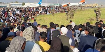 10.000 personas buscan salir de Afganistán tras la toma de los talibanes (AP/Shekib Rahmani/Archivo)