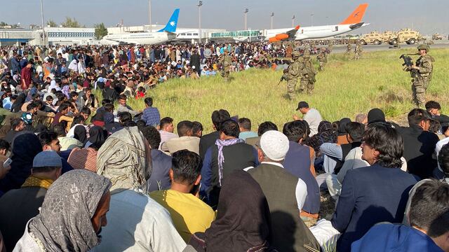 10.000 personas buscan salir de Afganistán tras la toma de los talibanes (AP/Shekib Rahmani/Archivo)