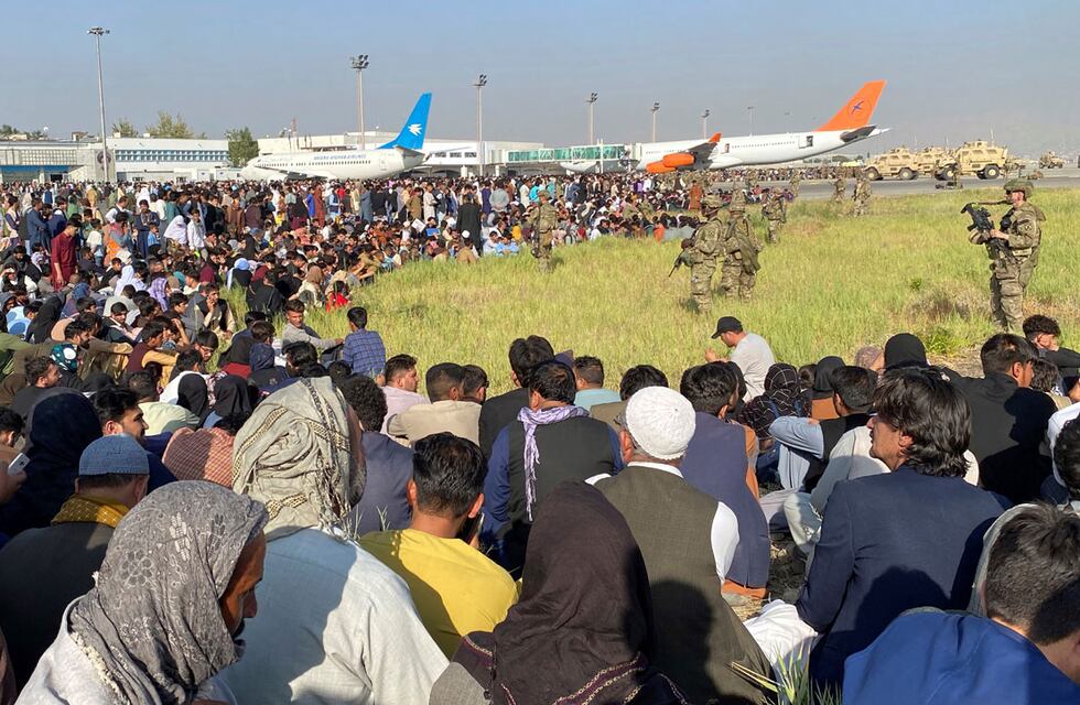 Afganistán: al menos 10 mil personas en Kabul buscan un vuelo de evacuación