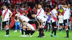 Jugadores de River reaccionan al perder la serie de penaltis hoy, en un partido de los octavos de final de la Copa Libertadores entre Internacional y River Plate en el estadio Beira-Rio en Portoalegre (Brasil). EFE/ Ricardo Rimoli