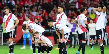 Jugadores de River reaccionan al perder la serie de penaltis hoy, en un partido de los octavos de final de la Copa Libertadores entre Internacional y River Plate en el estadio Beira-Rio en Portoalegre (Brasil). EFE/ Ricardo Rimoli