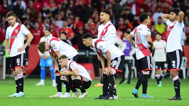 Jugadores de River reaccionan al perder la serie de penaltis hoy, en un partido de los octavos de final de la Copa Libertadores entre Internacional y River Plate en el estadio Beira-Rio en Portoalegre (Brasil). EFE/ Ricardo Rimoli