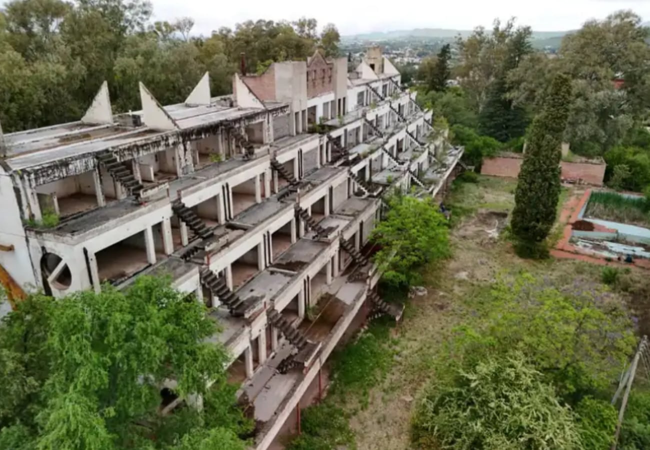 Subastan un hotel abandonado en Córdoba.