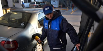 Las estaciones de servicio YPF aumentaron este viernes un 12,5% promedio el precio de sus combustibles. 
Foto: Orlando Pelichotti