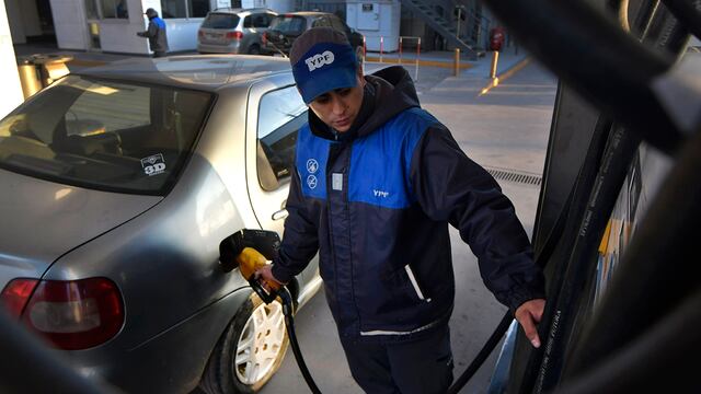 Las estaciones de servicio YPF aumentaron este viernes un 12,5% promedio el precio de sus combustibles. 
Foto: Orlando Pelichotti