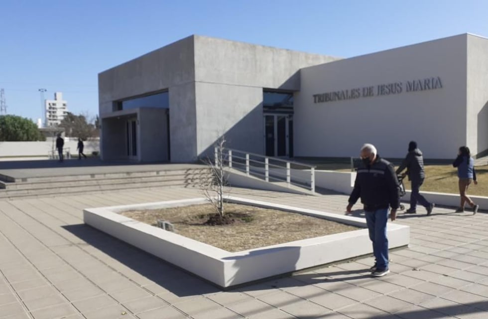 Tragedia en Córdoba: podaba árboles en Tribunales, se resbaló y falleció