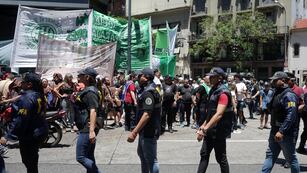 ATE y la CGT se movilizan este martes contra el DNU y los despidos en el Estado. Foto NA