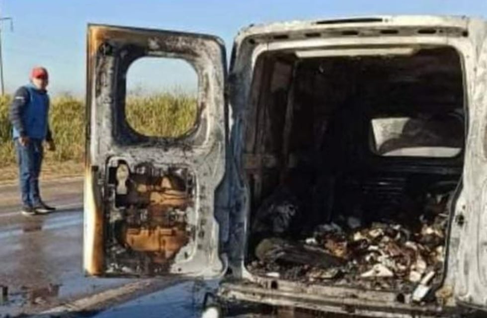 Se incendió una camioneta que transportaba vacunas y medicamentos a una localidad salteña