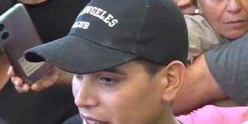 En silla de ruedas y rodeado por su familia: así fue la emotiva salida de Thiago Medina del hospital