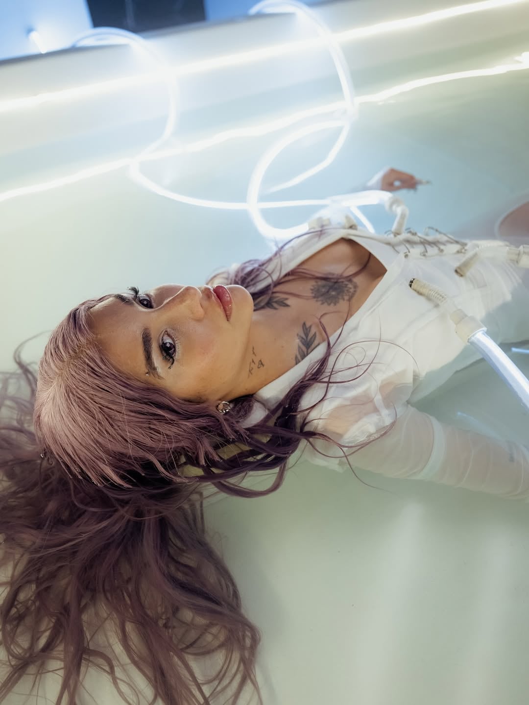 Body semitransparente y total white: María Becerra se llevó todas las miradas con una producción de fotos al límite de la censura