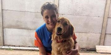 Luana Ludueña junto a su perro rescatista, Ciro.